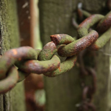 Photo of an old partially broken chain, to ask "Will you break the chain of addiction to social media?"