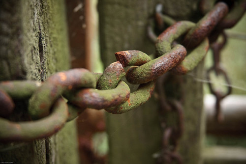 Photo of an old partially broken chain, to ask "Will you break the chain of addiction to social media?"