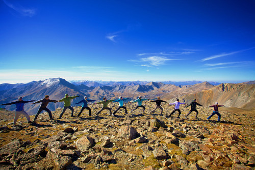 14 people doing yoga on top of a mountain in Boulder, Colorado, USA